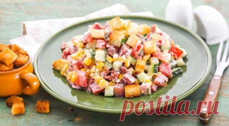 Салат с сухариками, колбасой и кукурузой - ПУТЕШЕСТВУЙ ПО САЙТУ. Салат с сухариками, колбасой и кукурузой не претендует на принадлежность к высокой кухне. Не стоит искать в нем также запредельных полезных свойств: он, скорее, просто по-домашнему вкусный. А еще такой салат имеет приятную хрустящую текстуру — благодаря сухарикам, консервированной кукурузе и свежим огурцам. Очень аппетитно! Только непременно учтите, что это …