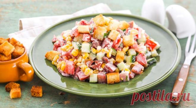 Салат с сухариками, колбасой и кукурузой - ПУТЕШЕСТВУЙ ПО САЙТУ. Салат с сухариками, колбасой и кукурузой не претендует на принадлежность к высокой кухне. Не стоит искать в нем также запредельных полезных свойств: он, скорее, просто по-домашнему вкусный. А еще такой салат имеет приятную хрустящую текстуру — благодаря сухарикам, консервированной кукурузе и свежим огурцам. Очень аппетитно! Только непременно учтите, что это …