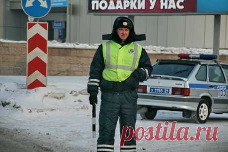Если инспектор обнаружил у Вас просроченные к уплате штрафы и начинает угрожать задержанием, доставкой в суд или даже арестом, то волноваться не стоит. Есть нормы права, которые могут сыграть в Вашу пользу! Инспектор только предъявил обвинения и собрался составлять протокол. Говорим инспектору следующее: Во-первых, информация, которую он получил из «базы»- это всего лишь сведения. Для возбуждения дела ему необходимы материалы (п. 2 ч.1 ст. 28.1 КоАП РФ). Информация из «базы данных» или…