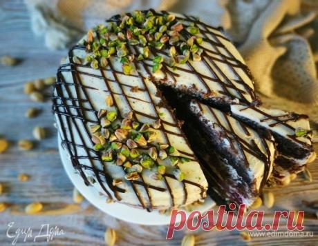 Шоколадный торт с малиной и фисташками. Ингредиенты: мука, сахар, сливки