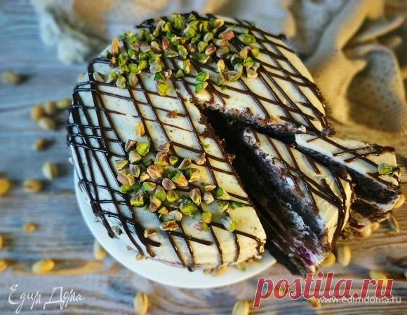 Шоколадный торт с малиной и фисташками. Ингредиенты: мука, сахар, сливки