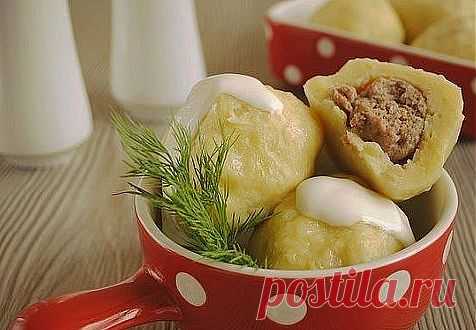 Клецки картофельные с мясной начинкой.