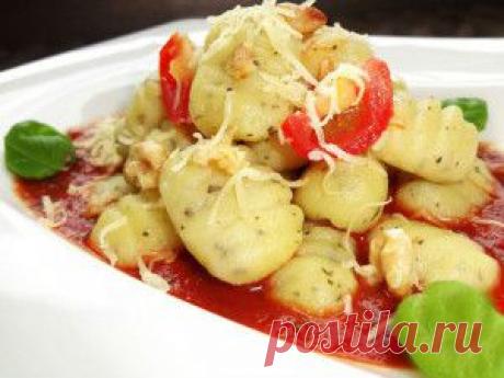 Картофельные ньокки с базиликом и грецким орехом в томатном соусе