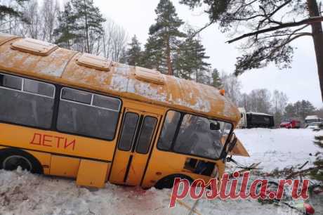 Автобус с детьми съехал в кювет в Псковской области. Пострадали 12 человек, в том числе 8 детей.