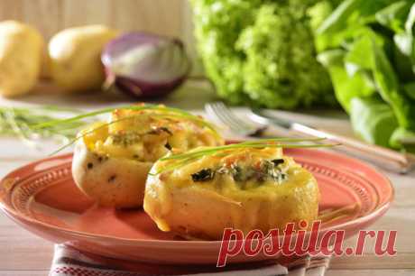 Вкусный фаршированный картофель: с сыром и помидорами