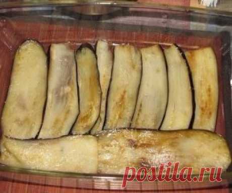 Вот это блюдо! Улёт! Подружка угостила - ничего вкуснее не пробовала!
КУРИНАЯ ЗАПЕКАНКА
Ингредиенты:
- Куриная грудка (филе) - 4 шт.
- -Баклажаны - 2-3 шт.
- Помидоры - 3-4 шт.
- Сыр - 150 г
- Чеснок - 1 зубчик
- Зелень укропа
- Растительное масло для жарки
- Соль, красный и чёрный перец по вкусу
Приготовление:
1. Баклажаны вымыть, срезать хвостики и обсушить. Нарезать их вдоль, тонкими полос