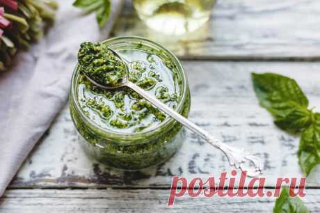 Разновидности соуса песто: 5 итальянских рецептов - Будет вкусно - 20 февраля - 43063860884 - Медиаплатформа МирТесен Классический песто, или pesto alla genovese, делают из кедровых орехов, чеснока, пармезана, свежего базилика и оливкового масла. Название знаменитого соуса происходит от итальянского глагола “pestare”, что значит «растолочь» или «раздавить». Слово четко характеризует технологию приготовления, но не - 20 февраля - 43063860884 - Медиаплатформа МирТесен