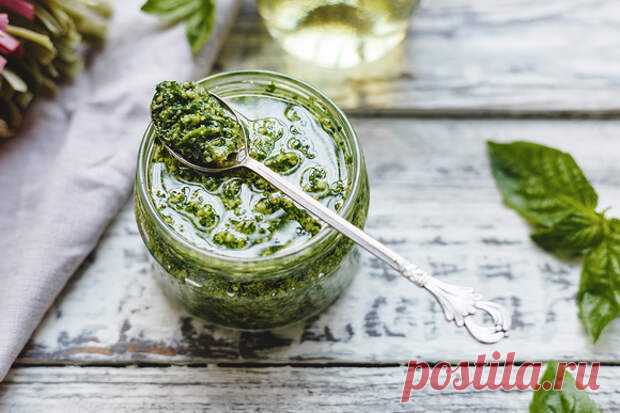 Разновидности соуса песто: 5 итальянских рецептов - Будет вкусно - 20 февраля - 43063860884 - Медиаплатформа МирТесен Классический песто, или pesto alla genovese, делают из кедровых орехов, чеснока, пармезана, свежего базилика и оливкового масла. Название знаменитого соуса происходит от итальянского глагола “pestare”, что значит «растолочь» или «раздавить». Слово четко характеризует технологию приготовления, но не - 20 февраля - 43063860884 - Медиаплатформа МирТесен