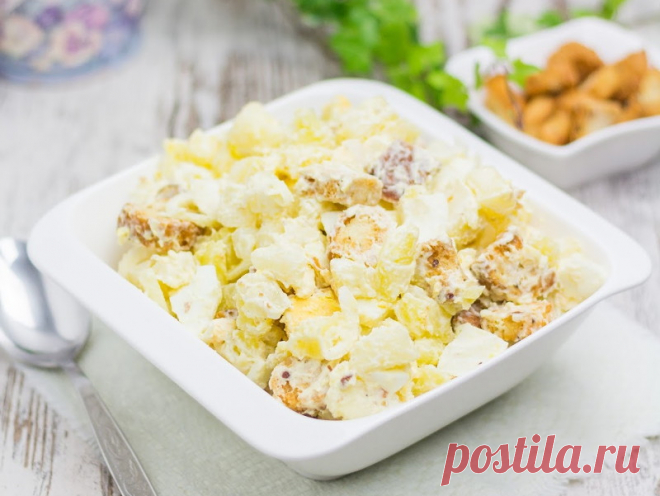 Картофельный салат с яйцами и сухариками. 
Вкуснейший картофельный салатик с маринованным луком, вареным яйцами и хрустящими сухариками.