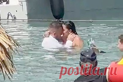 Пара занялась сексом в море на глазах у детей и прослыла «свиньями». Влюбленные занялись сексом в море на курорте Колумбии и прослыли «свиньями». Пара совокупилась в воде рядом с туристическим катером на островах Росарио в Колумбии. Это происходило на глазах у детей и других взрослых, которые купались в нескольких метрах от влюбленных.
