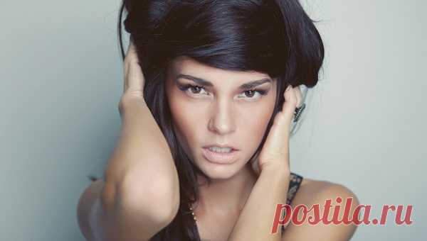 Пошаговый макияж для карих глаз с темными и светлыми волосами Какие тона в макияже можно использовать блондинкам и брюнеткам с карими глазами и как поэтапно можно нанести чарующий повседневный и вечерний макияж для кареглазых