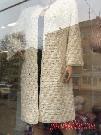 Пальто с витрины 

Пальто связано крючком узором с рельефными столбиками
Число возд. п. набора кратно 6 + 2 п. для симметрии узора + 3 возд. п. подъёма.
 
1 ряд: 3 возд. п. подъёма; 1 ст. с/н в следующую возд. п. наборной цепочки; по 1 ст. с/н в каждую возд. п. до конца ряда.
 
2 ряд: 3 возд. п. подъёма; 2 лиц. рельефных ст. с/н (за переднюю стенку); * 3 изн. рельефных ст. с/н (за заднюю стенку); 3 лиц. рельефных ст. с/н (за переднюю стенку)**; повторять от * до **; 3 изн....