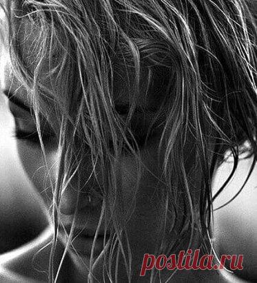 Как вы живёте, однажды предавшие?
Как же вы спите, с кем дружбу водите?
Смотрят на вас ваши ангелы падшие...
Себе оправдания как вы находите?
Что происходит у вас в подсознании?
Чем отмываете души от сажи?
Как вы несёте стыда наказание?
Или про стыд вы не слышала даже?
Чтобы забыть, что предательством мечены.
Чтоб забелить свои грязные стороны.
С ложью, чертями вы были обвенчаны.
И ваши мысли как чёрные вороны.
Как же вы дышите, веру продавшие?
Хочется верить, что вы волком воете...
С камнем н