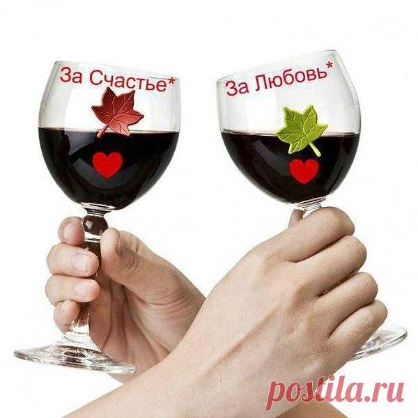 Моя душа на кончике смычка
Живёт… Поёт… Смеётся и рыдает…
Меня поймёт лишь тот, кто чувства знает…
Любовь… Разлуку… Взлёт под облака…
Смычёк парит… И струны скрипки плачут…
И пальцы нежно обнимают трость…
Порой слова — почти ничто не значат…
А музыкой мы чувствуем любовь…
играет музыкант о днях разлуки
И как в надежде вскинутые руки
Ввысь музыка уносит твой покой…
Мелодия звучит о страсти нежной
И море вторит скрипке не спеша…