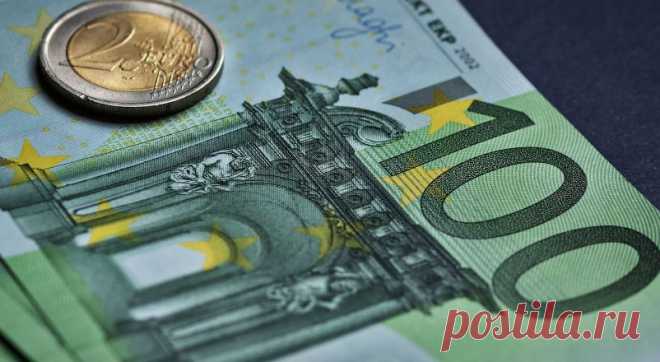 Стоит ли покупать евро в январе 2023 года? Курс евро в 2023 году от экспертов и аналитиков.
На низкий курс повлияли общемировые проблемы, энергетический кризис, быстрый рост инфляции в странах Евросоюза, угроза рецессии. Большинство из перечисленных неприятностей не только не перестали быть актуальными, а наоборот – набирают обороты.

В связи с этим назревают вопросы – какой будет курс евро в январе 2023 года, надо ли покупать эту валюту сейчас и стоит ли хранить в ней свои сбережения: