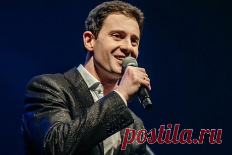 Актер и певец Антон Макарский рассказал о скитаниях без дома. Российский актер и певец Антон Макарский рассказал, что в молодости он некоторое время скитался по Москве без дома и спал на улице. Артист признался, что на этот период жизни пришлось знакомство с его будущей женой Викторией. «Я же бомж тогда был. В прямом смысле слова. Много по лавочкам ночевал», — объяснил он.