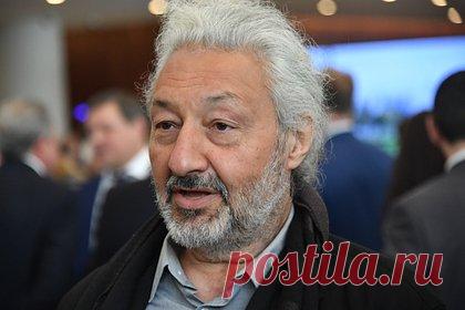 Стало известно о жизни расправившегося с родственниками пасынка Намина. Стали известны подробности жизни приемного сына основателя групп «Парк Горького» и «Цветы» Стаса Намина Романа Микояна, который расправился со братом и бабушкой. По словам соседей, пасынок музыканта мог устроить ссору на ровном месте, а также вел распутный образ жизни.