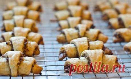 Как приготовить рогалики с орешками и изюмом - рецепт, ингридиенты и фотографии