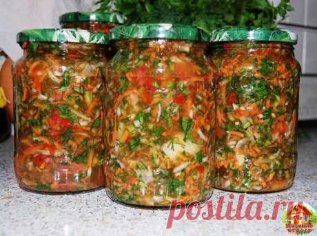 Универсальная заправка к горячим блюдам

Ингредиенты:
Морковь – 1 кг 
Петрушка (корень) – 500 г
Петрушка (зелень) – 1 пучок
Перец болгарский – 500 г
Соль (не йодированная) – 2стакана (200 мл)

Приготовление:
Морковь натрем на крупной терке.
Корень петрушки нарезать произвольно. Я режу крупненько, так как люблю петрушку в супах)).
Зелень петрушки мелко нарезать.
Перец нарезать соломкой.
Все подготовленные овощи соединить, добавить соль и хорошо перемешать. 
Сложить в сухие ...