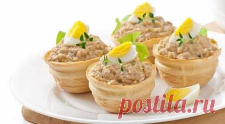 5 быстрых яичных паштетов с разными вкусами - БУДЕТ ВКУСНО! - медиаплатформа МирТесен 1. Яйца + грибы Грибы подойдут любые: и жареные, и маринованные. Если используете жареные — просто сделайте массу чуточку острее и прокрутите их в блендере или мясорубке вместе с жареным луком. С маринованными на 5 крутых яиц вам понадобиться примерно 150 г грибов, 3 ст.л. лимонного сока, 1