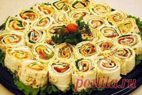 10 рецептов рулетиков из лаваша 

1. Запеченный Рулет из лаваша и куриного фарша 

Делаем фарш (куриный) - солим, перчим, добавляем сметану, хорошо перемешиваем, при необходимости добавить немного теплой воды.Лаваш смазать майонезом, на него выложить фарш ровным слоем (не толсто!!!), на фарш яйцо и сыр (натертые на терке), плотно завернуть в рулет. Получившийся рулет смазать яйцом или сметаной и в дух. шкаф. Выпекать около часа. П 

2. Рулетик 

Лаваш смазать творожным сыр...