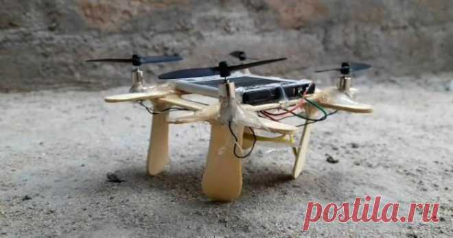 Как сделать Дрон Мини дрон - квадрокоптер на дистанционном управлении можно очень просто сделать дома. Использовать его можно для игр и как макет для изучения работы дрона. Конструкция содержит минимальное количество деталей, а на постройку уйдет 15 минут времени или чуть более. Наша простая модель не имеет ни