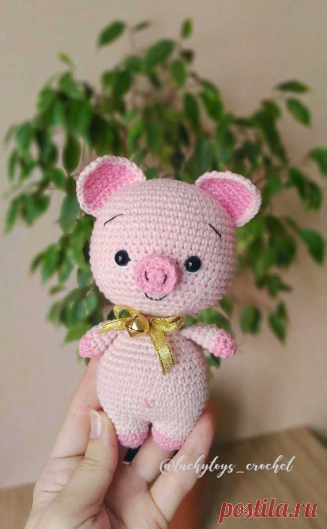PDF Малыш Хрю. FREE amigurumi crochet pattern. Бесплатный мастер-класс, схема и описание для вязания игрушки амигуруми крючком. Вяжем игрушки своими руками! Свинка, поросенок, pig, piglet, piggy, свинья, поросёнок, schwein, porco. #амигуруми #amigurumi #amigurumidoll #amigurumipattern #freepattern #freecrochetpatterns #crochetpattern #crochetdoll #crochettutorial #patternsforcrochet #вязание #вязаниекрючком #handmadedoll #рукоделие #ручнаяработа #pattern #tutorial #häkeln #amigurumis