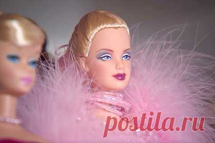 В мире рухнули продажи Barbie. Мировые продажи кукол Barbie и сопутствующих товаров упали по итогам первой половины 2023 года вопреки выходу на экраны одноименного фильма режиссера Греты Гервиг с Марго Робби и Райаном Гослингом в главных ролях. При этом в июле прибыль от продаж увеличилась по сравнению с тем же месяцем 2022 года.