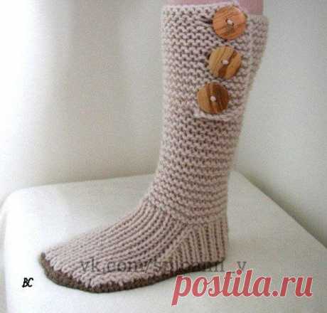 Сапожки-тапочки Prairie Boots

Связать подошву платочной вязкой по форме ступни.На круговые спицы набрать петли по периметру подошвы,провязать английской резинкой средние 8 петель,повернуть вязание,провязать 9 петель повернуть вязание, провязать 10 петель повернуть вязание, с двух сторон средних 8-ми петель нужно прибавить по 7 петель на спицах должно получится 7+8+7 = 22 петли.

Дальше вяжем прибавляя снова с каждой стороны по одной петле,но эту петлю провязываем вместе с...