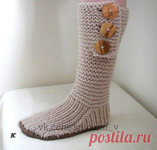 Сапожки-тапочки Prairie Boots

Связать подошву платочной вязкой по форме ступни.На круговые спицы набрать петли по периметру подошвы,провязать английской резинкой средние 8 петель,повернуть вязание,провязать 9 петель повернуть вязание, провязать 10 петель повернуть вязание, с двух сторон средних 8-ми петель нужно прибавить по 7 петель на спицах должно получится 7+8+7 = 22 петли.

Дальше вяжем прибавляя снова с каждой стороны по одной петле,но эту петлю провязываем вместе с...