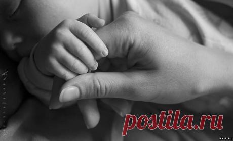 У мамы спросили:
— Кого из детей ты любишь больше всего?
— Младшенького, пока не вырастет! Заболевшего, пока не выздоровеет! Вышедшего из дома, пока не вернётся!
И КАЖДОГО, пока Я ЖИВА!