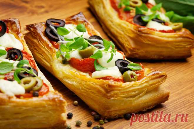 Что приготовить из слоеного теста: 12 отличных рецептов • INMYROOM FOOD Мы подготовили для вас обзор прекрасных рецептов, где основным ингредиентом является слоеное тесто. Все блюда невероятно вкусные и готовятся достаточно легко и быстро. На INMYROOM FOOD Вы найдете вкусные и простые рецепты блюд любой национальной кухни мира, а также массу кулинарных хитростей!