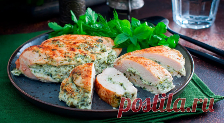 Топ-15 блюд из куриной грудки на все случаи жизни — читать на Gastronom.ru Куриная грудка любима многими: она полезна, содержит мало жира, готовится быстро и получается очень вкусной, если подойти к делу правильно. Главное, не передержать мясо на сковороде, в духовке или при варке, иначе оно станет сухим и невыразительным н - статья на кулинарном сайте Gastronom.ru