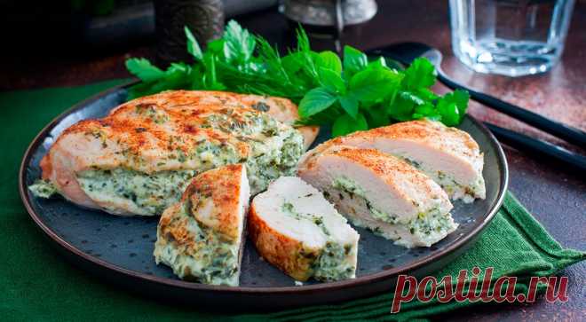 Топ-15 блюд из куриной грудки на все случаи жизни — читать на Gastronom.ru Куриная грудка любима многими: она полезна, содержит мало жира, готовится быстро и получается очень вкусной, если подойти к делу правильно. Главное, не передержать мясо на сковороде, в духовке или при варке, иначе оно станет сухим и невыразительным н - статья на кулинарном сайте Gastronom.ru