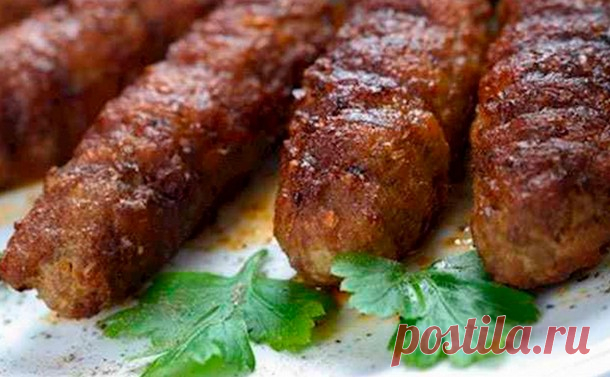 Кебаб рецепт с йогуртовым соусом - У нас так Давайте приготовим дома вкусненький кебаб  с соусом из йогурта и мяты. Ингредиенты: 1 луковица, три  зубчика чеснока, 500 грамм фарша  говядины, соль, щепотка молотого тмина, черный перец и ...