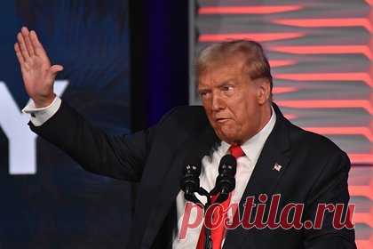 «Неуместно ехать на Украину в это время». Трамп отверг приглашение Зеленского. Бывший президент США Дональд Трамп отверг приглашение украинского президента Владимира Зеленского приехать в Киев. По словам Трампа, сейчас с Зеленским взаимодействует нынешняя администрация Белого дома, поэтому его приезд мог бы спровоцировать конфликт интересов.