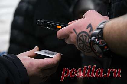 Антимасочники поругались с полицией и потерялись по дороге в спецприемник. В Екатеринбурге двух противников масочного режима и системы QR-кодов арестовали за неповиновение полиции. Россияне оккупировали торговый центр «Гранат» на улице Амундсена. Их увезли в изолятор прямо из зала суда, но потеряли по дороге. Андрея Подкидышева и Леонида Привалова осудили по статье 19.3 КоАП.