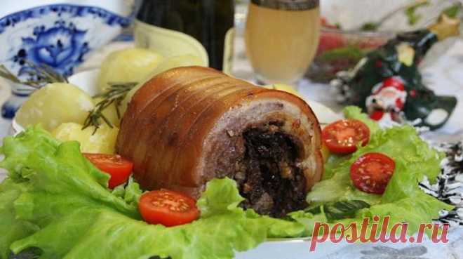 Рулет из свинины с яблоками и черносливом Загрузка... Для праздничного стола хочу предложить эффектное и недорогое блюдо из свиной грудинки — рулет с яблоками, орехами и черносливом. Ингредиенты: 1.2 кг.-1,5 кг свиной грудинки с хорошей мясной прослойкой. 1 яблоко немного чернослива горсть грецких орехов веточка розмарина головка чеснока смесь молотых перцев ( красный и черный) 7-8 шт. перец горошком 1,5 ст.л соли …