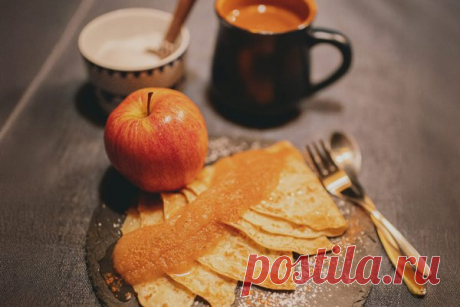 Самые вкусные сладкие начинки для блинов: 5 вариантов
Нежные пышные блинчики хороши сами по себе, с пылу с жару, с растопленным маслом и сахарной пудрой. 
Но если хочется приготовить из них полноценное сладкое блюдо на завтрак, ужин или перекус, нафаршируйте их сладкими начинками.