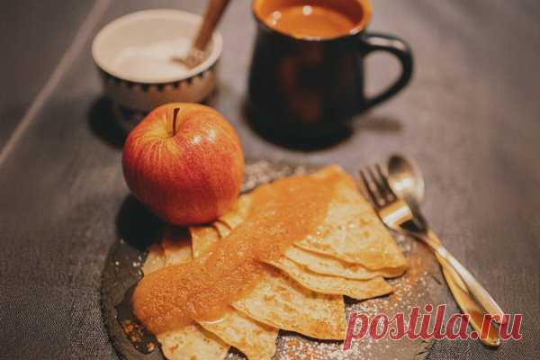 Самые вкусные сладкие начинки для блинов: 5 вариантов
Нежные пышные блинчики хороши сами по себе, с пылу с жару, с растопленным маслом и сахарной пудрой. 
Но если хочется приготовить из них полноценное сладкое блюдо на завтрак, ужин или перекус, нафаршируйте их сладкими начинками.
