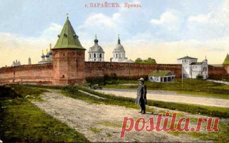 На въезде в город стоит указатель: на Святой источник и к Кремлю. Мы сначала решили посмотреть Кремль. Вышли на центральной площади, там сохранилась Троицкая церковь (ведутся восстановительные работы) и Торговые ряды (используются по прямому назначению).