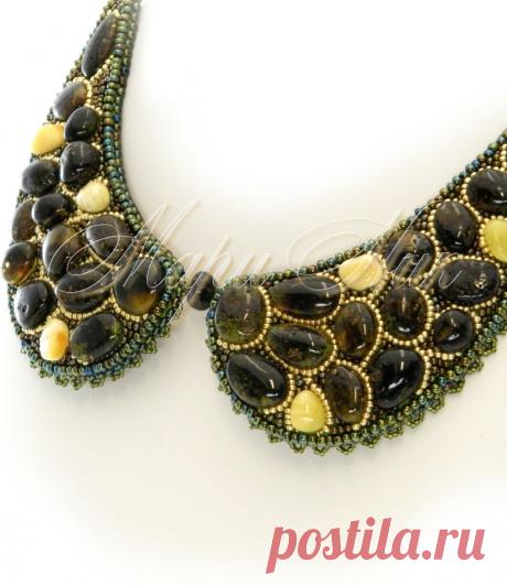 Воротничок из зеленого янтаря Купить или заказать Воротничок из зеленого янтаря в интернет-магазине на Ярмарке Мастеров. Очень сдержанное, женственное украшение в стиле ретро. Этот аксессуар призван добавить немного кокетства и мягкости в образ бизнес-леди.Оно с легкостью оживит 'скучное' офисное платье-футляр. Великолепно смотрится как на темных так и на светлых нарядах с воротником под горлышко или неглубоким вырезом. Регулируемый замочек позволяет выбрать наиболее удобную длину изделия.