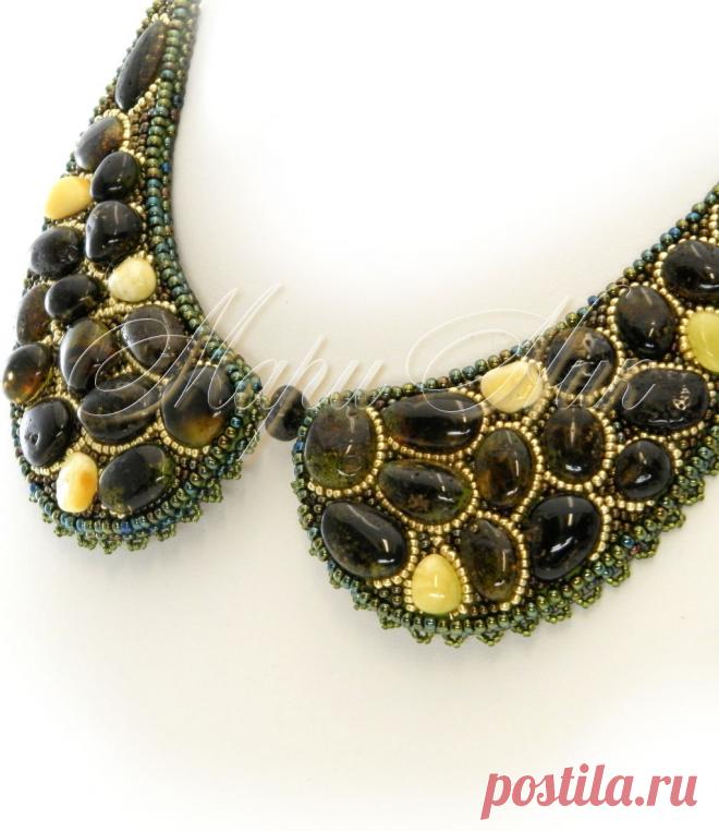 Воротничок из зеленого янтаря Купить или заказать Воротничок из зеленого янтаря в интернет-магазине на Ярмарке Мастеров. Очень сдержанное, женственное украшение в стиле ретро. Этот аксессуар призван добавить немного кокетства и мягкости в образ бизнес-леди.Оно с легкостью оживит 'скучное' офисное платье-футляр. Великолепно смотрится как на темных так и на светлых нарядах с воротником под горлышко или неглубоким вырезом. Регулируемый замочек позволяет выбрать наиболее удобную длину изделия.