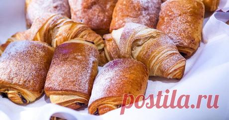 Пан-о-шоколя: булочка с шоколадом, которая популярнее круассана Эта чудесная слоёная булочка, название которой переводится как «шоколадный хлеб» почему-то осталась в тени круассанов. Хотя во Франции именно ее горожане обожают с утренним кофе.