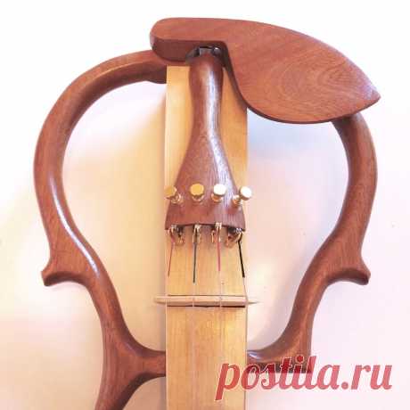 Электроскрипка с необычной формой Скрипки мастера Страдивари ценятся за звучание. Не знаю, как звучит данная скрипка, но только за ее внешний вид ее можно причислить к произведениям искусства. Мастер, который сделал эту скрипку - архитектор. Изготовлением музыкальных инструментов, в свободное от работы время, он занимается около
