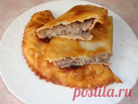 Чебуреки сочные и нежные. Тесто на чебуреки
Для вкусных, сочных чебуреков с хрустящей пузырчатой корочкой, главное — хорошее тесто. Именно его я и покажу, как готовить.
После приготовления вы получите 4 порции
Время приготовления: 20 минут
И…