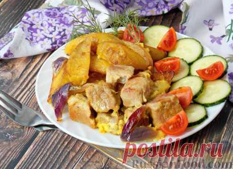 Рецепт: Свинина, запечённая в сливках, с картофелем и луком на RussianFood.com