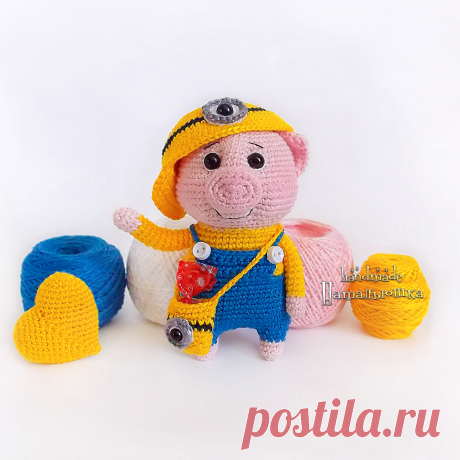 PDF Свинка в костюме Миньона крючком. FREE crochet pattern; Аmigurumi animal patterns. Амигуруми схемы и описания на русском. Вязаные игрушки и поделки своими руками #amimore - свинка, маленький поросёнок в наряде Миньона, свинья, поросенок.