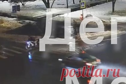 В Москве автомобиль на большой скорости сбил велосипедиста и попал на видео. В Москве автомобиль на большой скорости сбил человека, который переезжал дорогу на велосипеде. Видеозапись ДТП публикует столичный Дептранс в Telegram-канале. На кадрах видно, что автомобиль пересекает перекресток и на проезжую часть внезапно выезжает велосипедист. Впоследствии машина сбивает его.
