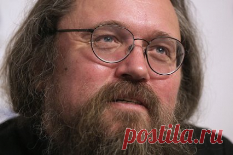 Экс-протодиакон Кураев «откололся» от России в День народного единства. Бывший протодиакон Андрей Кураев покинул Россию в День народного единства, об этом написал в личном блоге и прикрепил к сообщению фотографию с большим количеством дорожным чемоданов. Свой исход из страны Кураев назвал судьбой диссидента и попросил аудиторию блога о помощи.